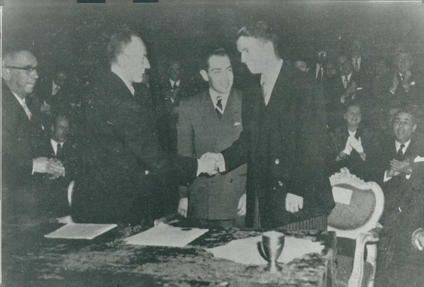 Mario Laserna entrega al expresidente Alberto Lleras Camargo, la rectoría de la Universidad de los Andes en 1954
